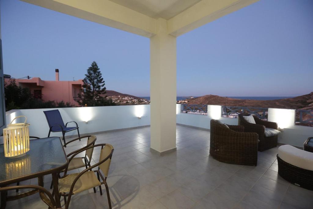 Balkón nebo terasa v ubytování Vacation house with stunning view - Vari Syros
