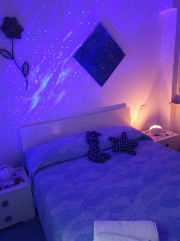 1 dormitorio con 1 cama con estrellas en el techo en SOGNO BLU suite, en Gaeta