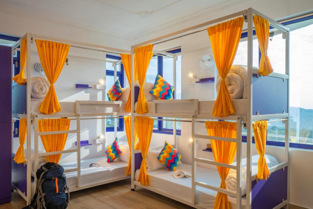 Postel nebo postele na pokoji v ubytování goSTOPS Bir, Landing Site