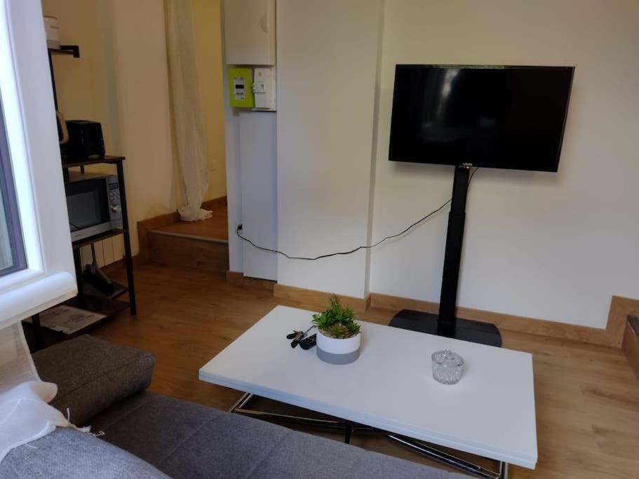 Telewizja i/lub zestaw kina domowego w obiekcie Le reposant - parking box -24 h Le Mans - Le Mans Classic-GP-Oasis - Antarès - Parc des expositions