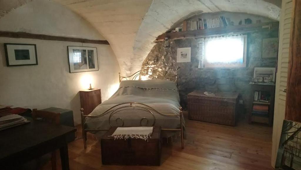 Schlafzimmer mit einem Bett und einem Fenster in der Unterkunft Maison basse in Vars