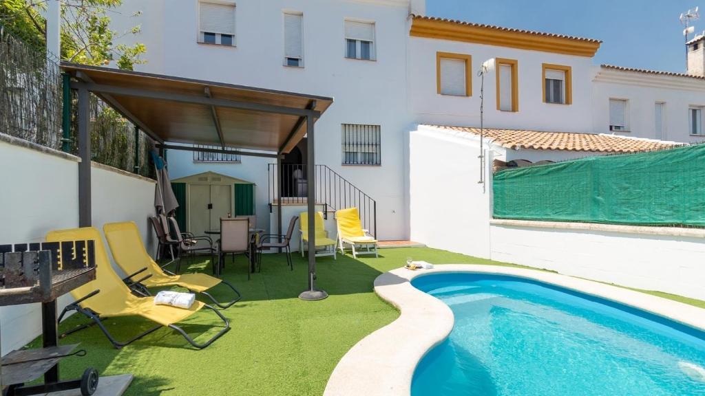 a backyard with a swimming pool and a house at Camino de la Huerta Montejaque by Ruralidays in Montejaque