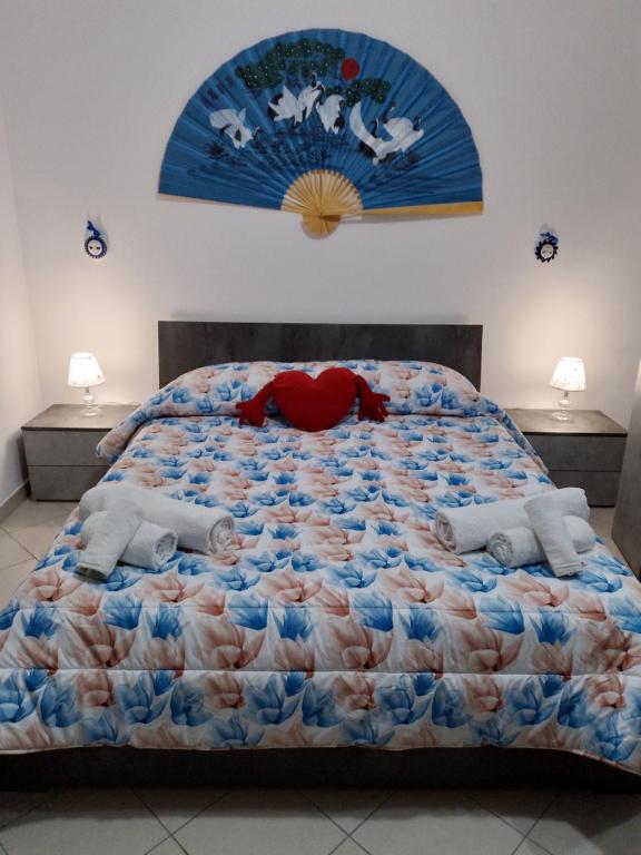 duże łóżko w pokoju z dwoma lampami w obiekcie Etna Bella Home w Katanii