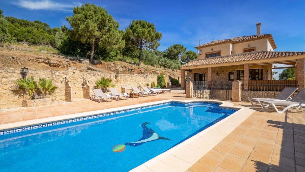 - une piscine en face d'une maison dans l'établissement El Molar Ronda by Ruralidays, à Ronda
