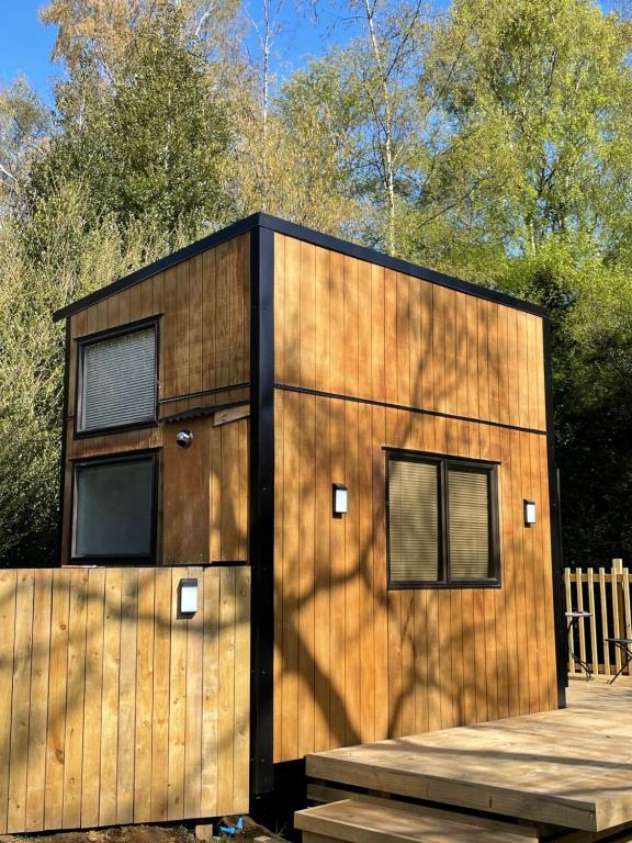 RaetihiにあるTiny House in the Bush - a minute from town centreの木造の小さな建物