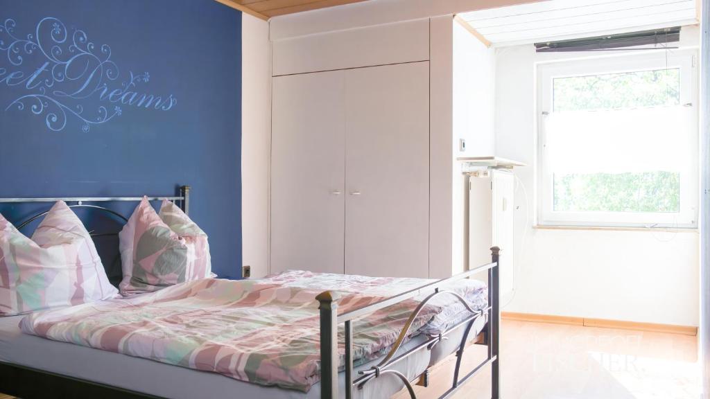 1 dormitorio con 1 cama con pared azul en Doppelzimmer im Zentrum von Moers, en Moers