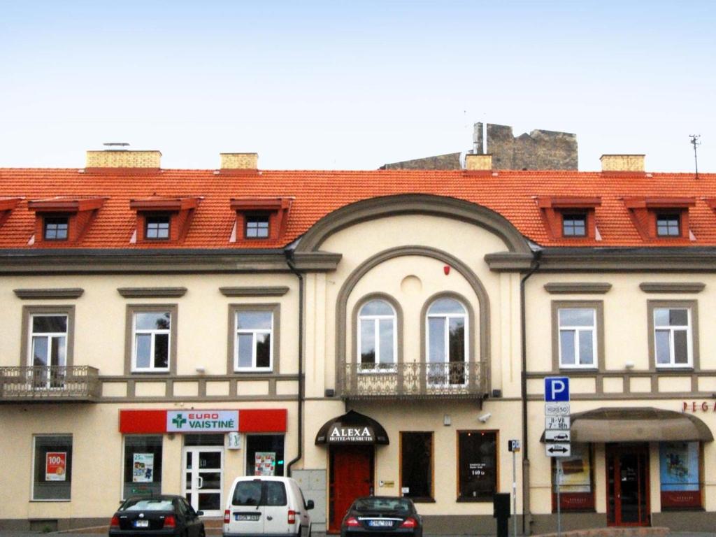 un edificio con coches estacionados frente a él en Alexa Old Town, en Vilna