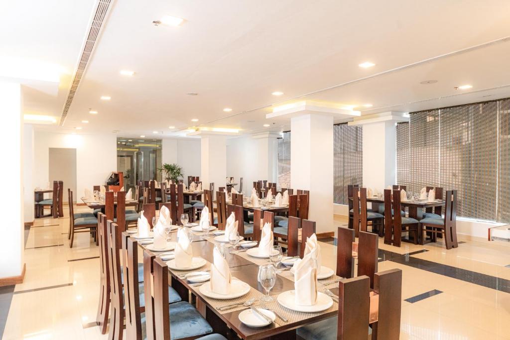 Restaurace v ubytování Pearl Grand By Rathna