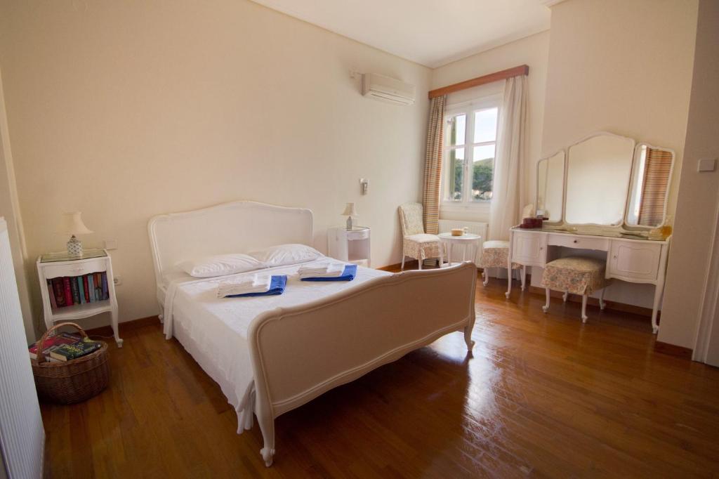 Postel nebo postele na pokoji v ubytování Yellow House Ithaca