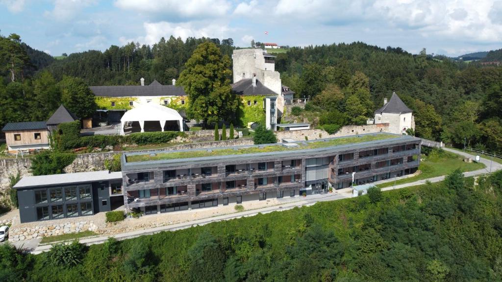 uma vista aérea de um grande edifício com um edifício em Schatz.Kammer Burg Kreuzen em Bad Kreuzen