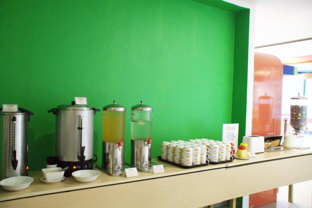 Příslušenství pro přípravu čaje a kávy v ubytování Singaraja Hotel - CHSE Certified