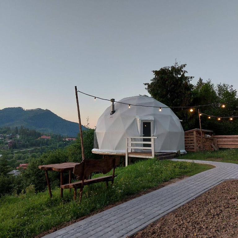 Nespecifikovaný výhled na hory nebo výhled na hory při pohledu z luxury tent