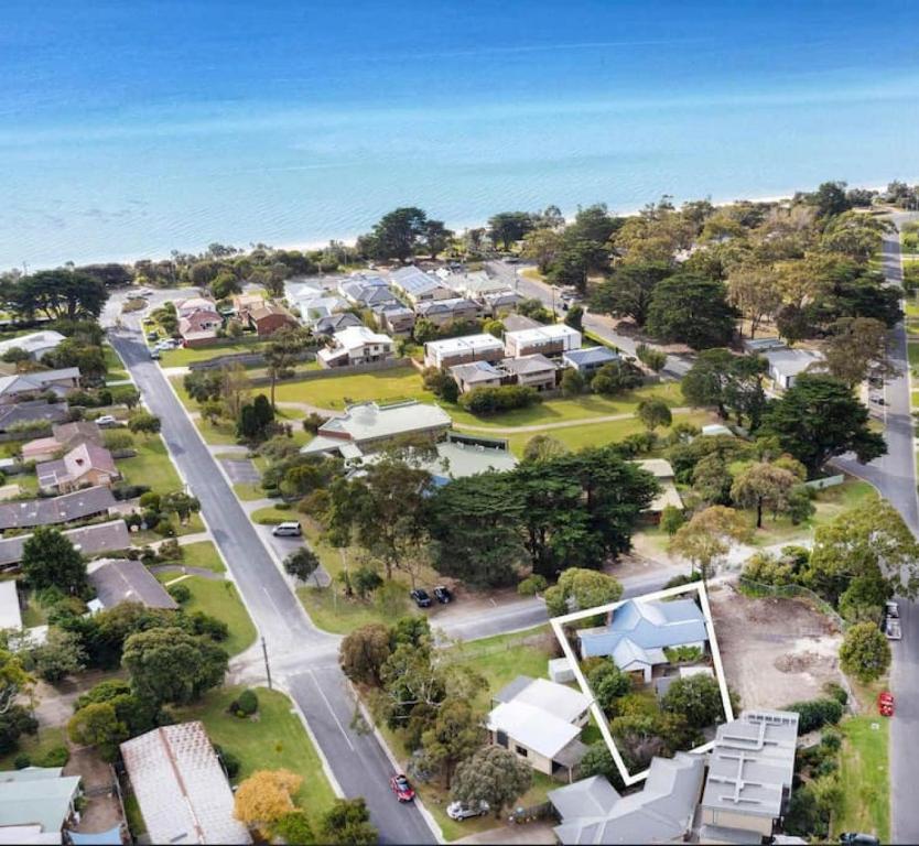 una vista aérea de un suburbio con casas en Coastal Charm Dog Friendly home by Custom Bnb Hosting, en Dromana