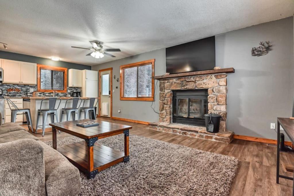 Bears Den Hot Tub Dogs Walk to Downtown, Woodland Park (updated