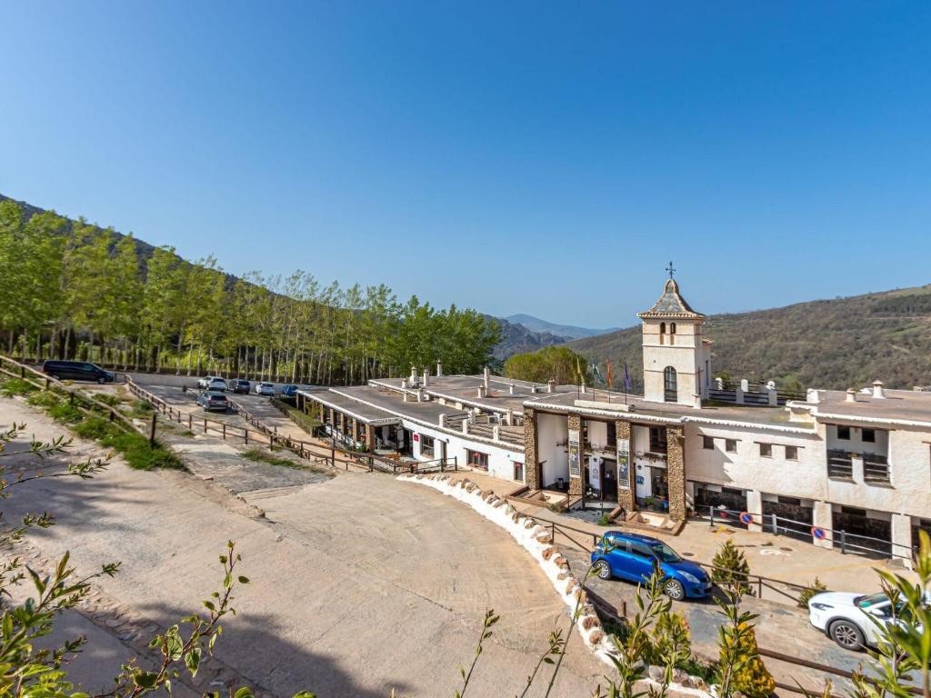 een oud gebouw met een kerk en een parkeerplaats bij Romantic apartment in Granada with shared pool in Granada