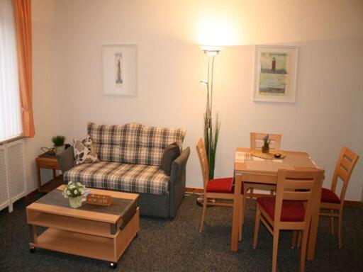 - un salon avec un canapé et une table dans l'établissement Gesine Gesine 01, à Norderney