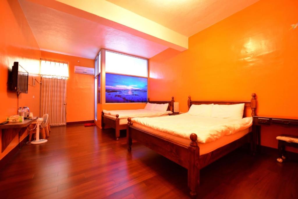 1 dormitorio con 2 camas y ventana en 鹽舍休閒民宿 en Beimen