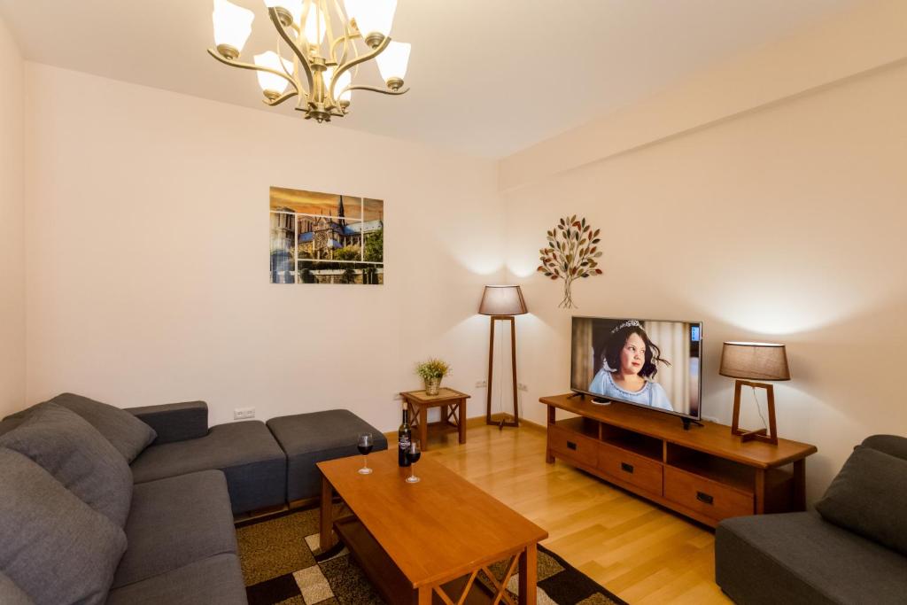 un soggiorno con divano e TV di Comfy Home III a Tbilisi City