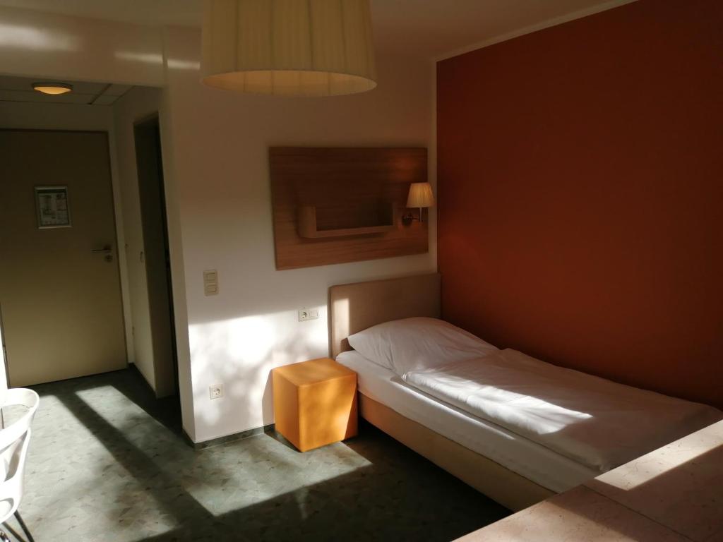 Postel nebo postele na pokoji v ubytování DRK-Tagungshotel-Dunant
