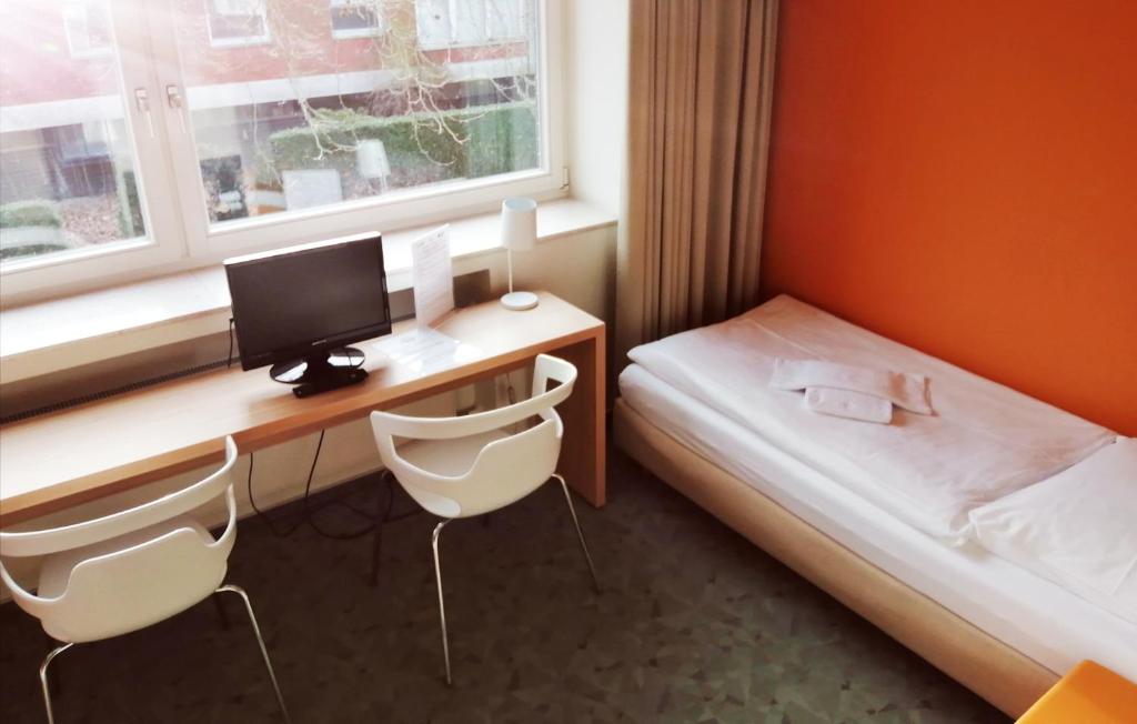 Postel nebo postele na pokoji v ubytování DRK-Tagungshotel-Dunant