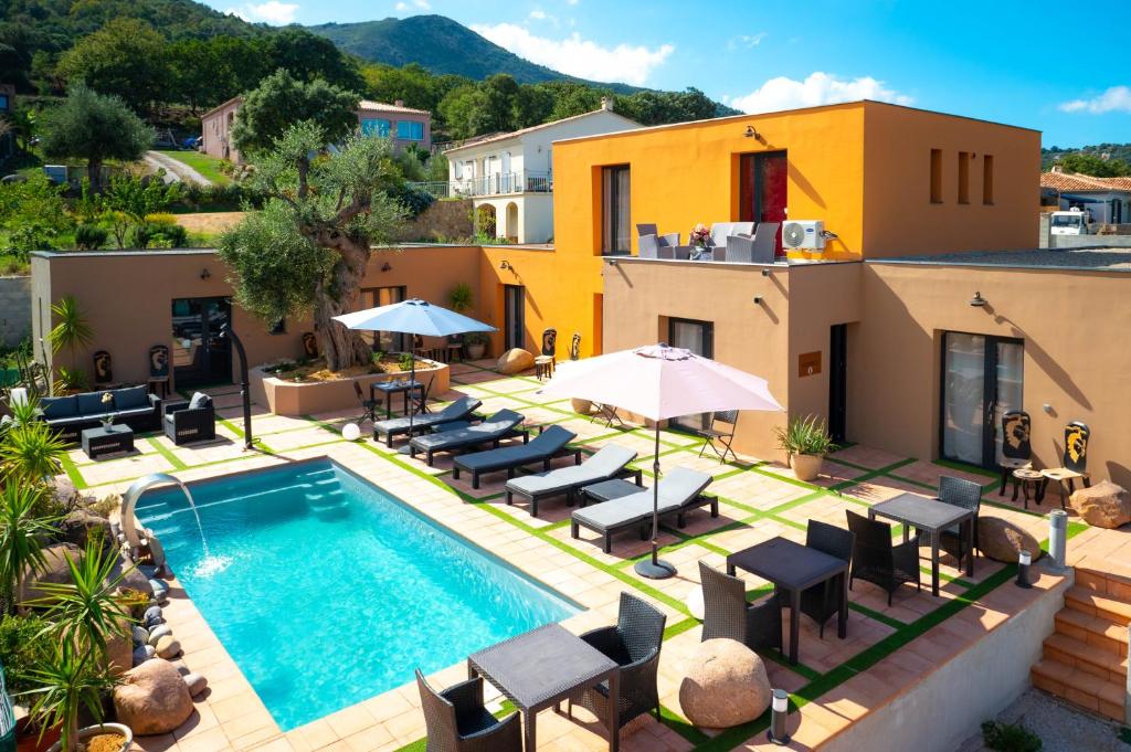 een afbeelding van een villa met zwembad bij A CASA DI JO in Calenzana