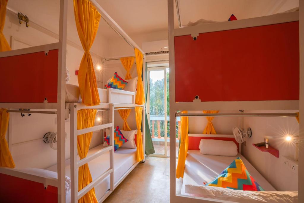 Postel nebo postele na pokoji v ubytování goSTOPS PLUS Goa Vagator