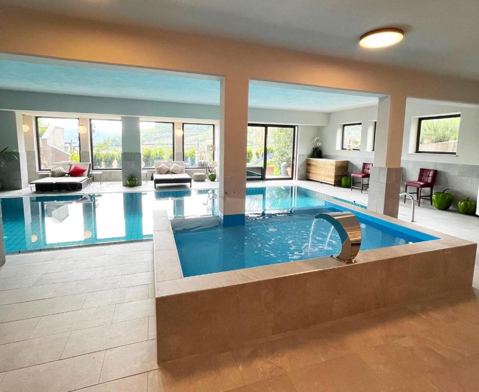 ein großer Pool in einem Haus in der Unterkunft Hotel Residence MaVie in Algund