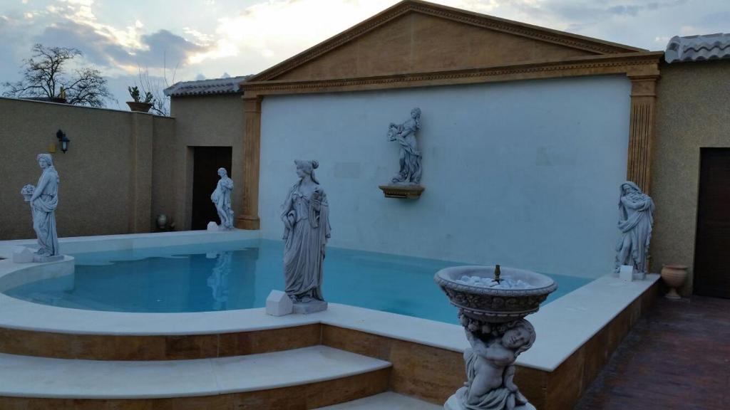 Bazén v ubytovaní LA FUENTE ROMANA alebo v jeho blízkosti