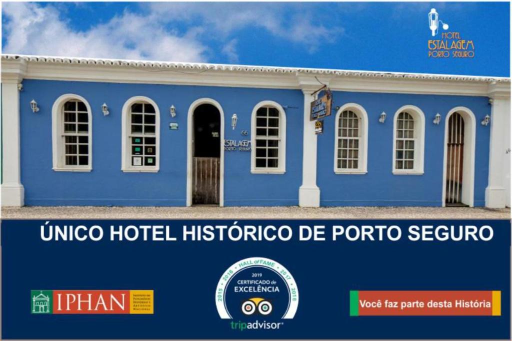 un edificio azul con un cartel delante en Hotel Estalagem Porto Seguro, en Porto Seguro
