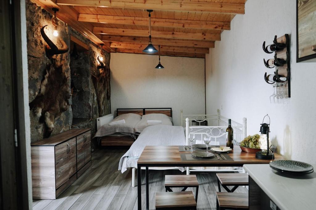 ein Schlafzimmer mit einem Bett und einem Tisch in einem Zimmer in der Unterkunft House 54 in Kazbegi