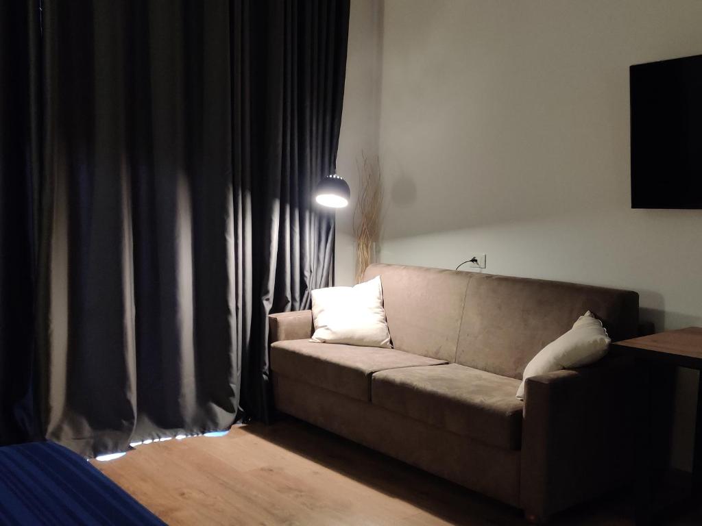een woonkamer met een bank en een televisie bij B&B Crocevia in Trieste