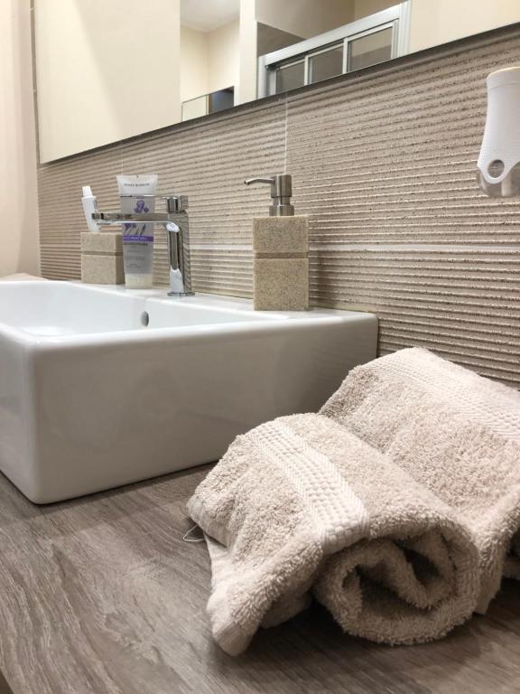 łazienka z białą wanną i umywalką w obiekcie Etna holiday w mieście Zafferana Etnea