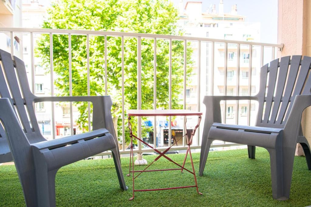 deux chaises et une table sur un balcon dans l'établissement Bail mobilité - 2 ch balcon à 5 min des plages, à Marseille