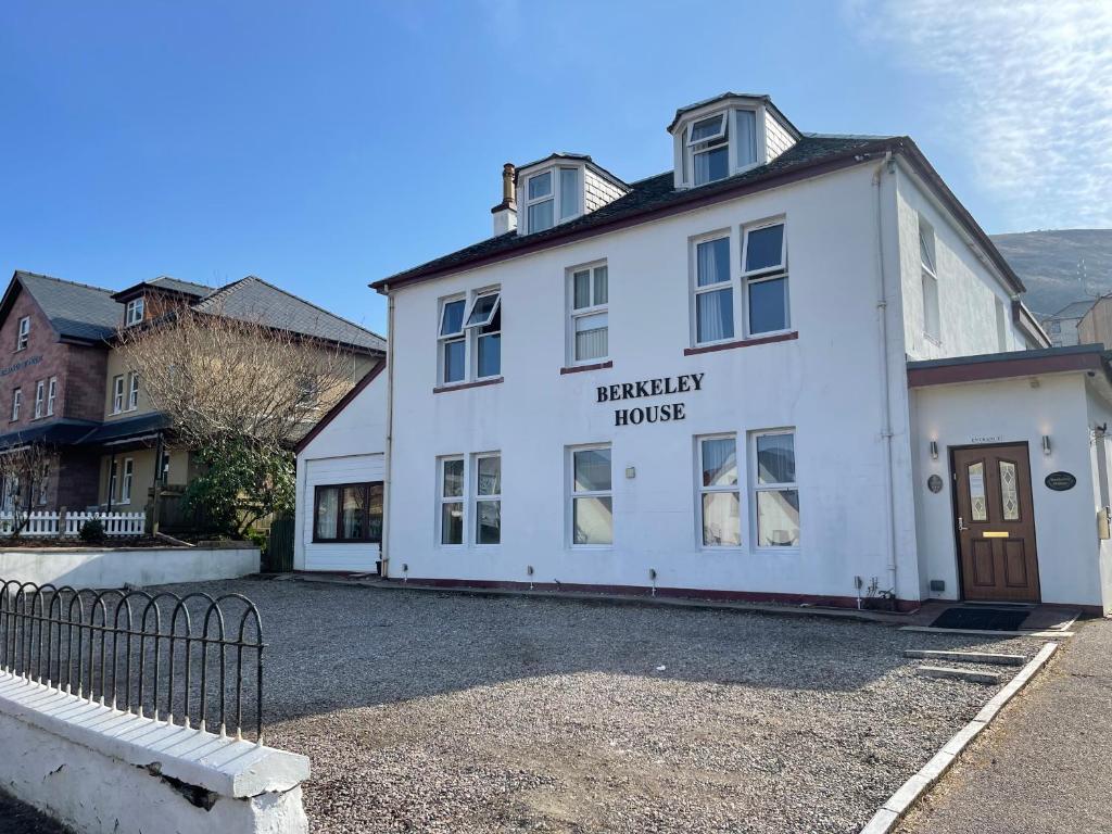 um edifício branco com as palavras casa patriarcal em Berkeley House em Fort William