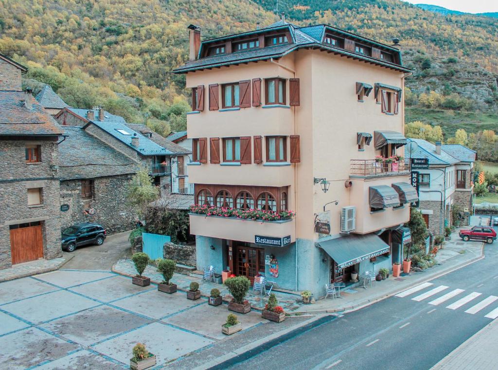 Nespecifikovaný výhled na hory nebo výhled na hory při pohledu z hotelu