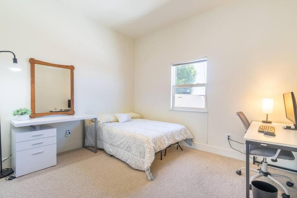 Huge Modern 4 Bedroom Flat w/ City Views and Deck - Housity