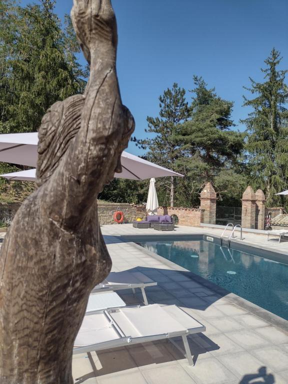 une statue d'une femme à côté d'une piscine dans l'établissement Villa Montegenco, à Comunanza