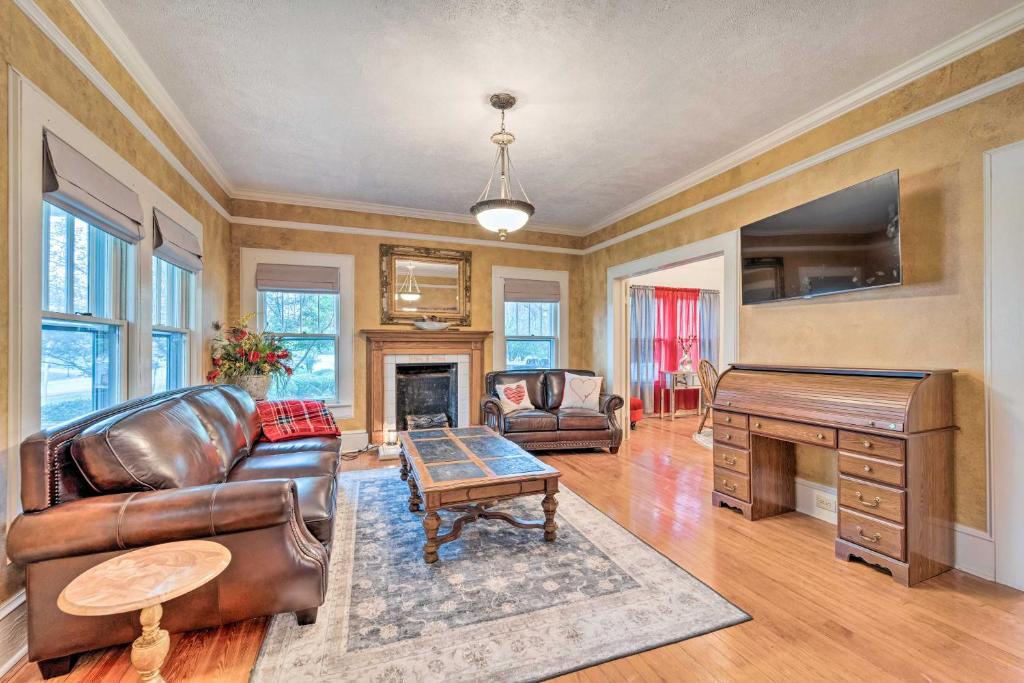 een woonkamer met een piano en een leren bank bij Burgaw House with Large Covered Porch and Swing! 