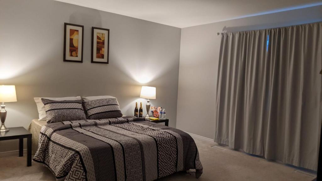 Giường trong phòng chung tại Brand New Big House in Niagara Region