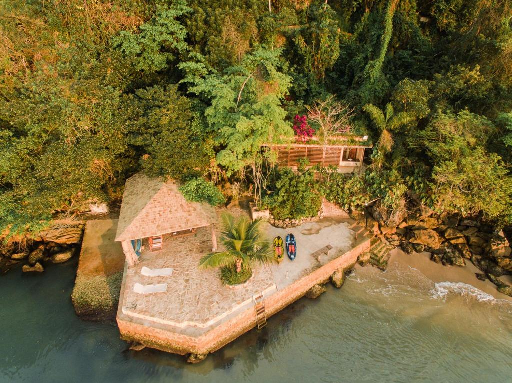 una vista aérea de una casa en una isla en el agua en REFUGIO na frente do mar em Ilha de Araujo en Parati