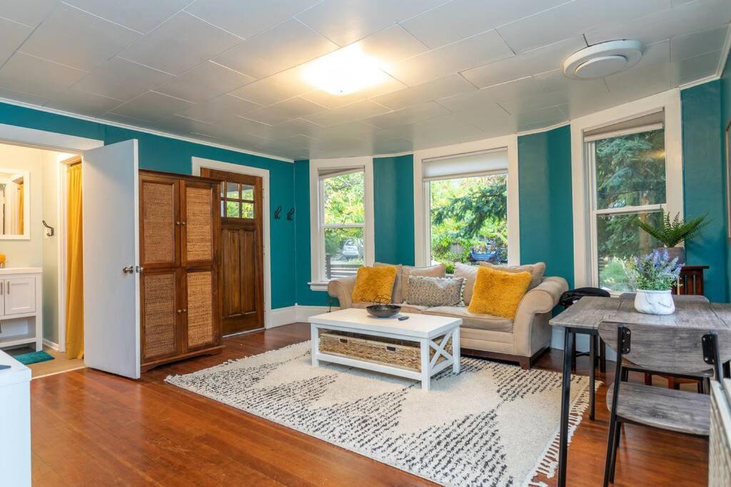 uma sala de estar com um sofá e uma mesa em Large funky 2 or 3 bedroom unit in prime location em Seattle