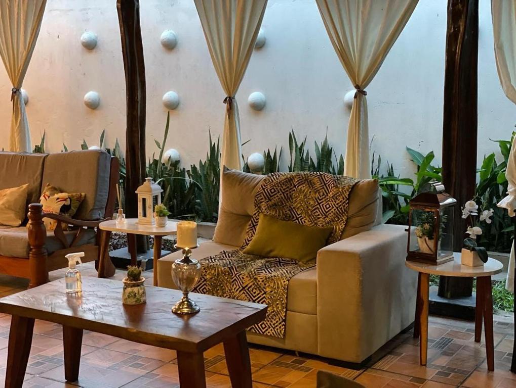 Uma área de estar em Hotel Madreselva