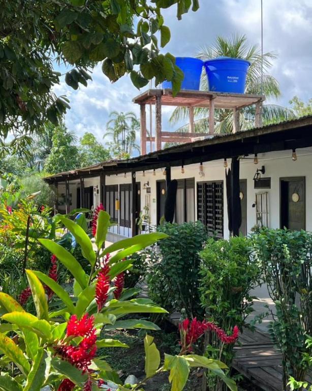 Um jardim no exterior de Hotel Madreselva