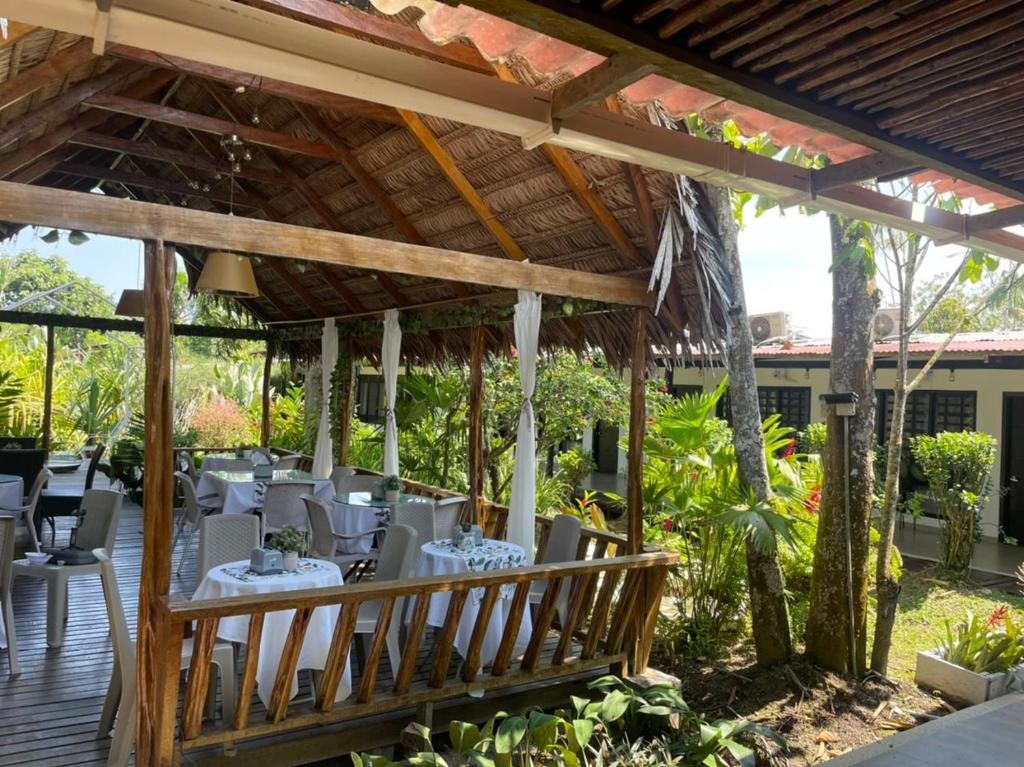 Um jardim no exterior de Hotel Madreselva