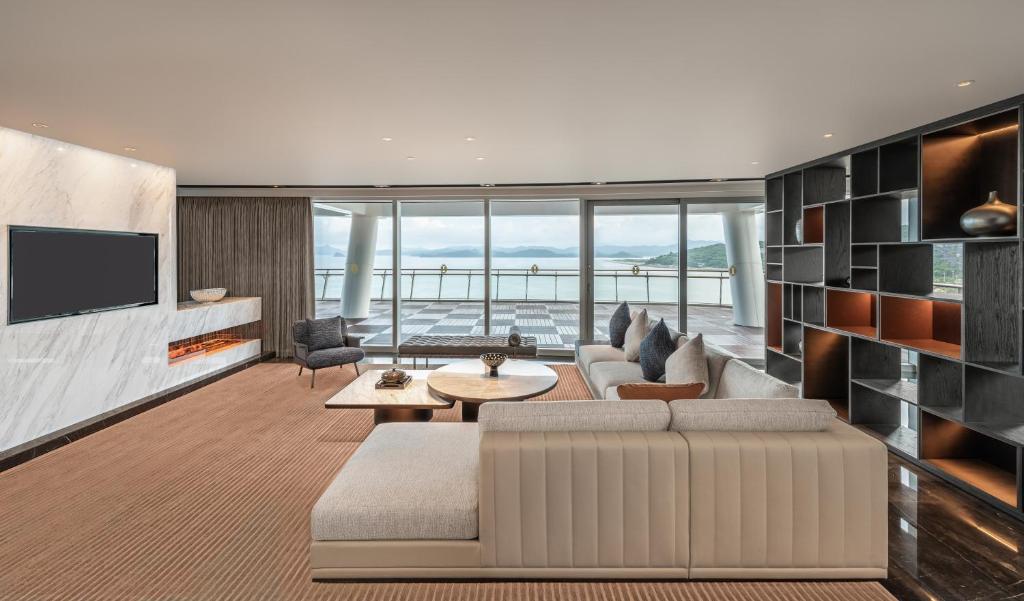 TV a/nebo společenská místnost v ubytování Intercontinental Shenzhen Dameisha Resort by IHG