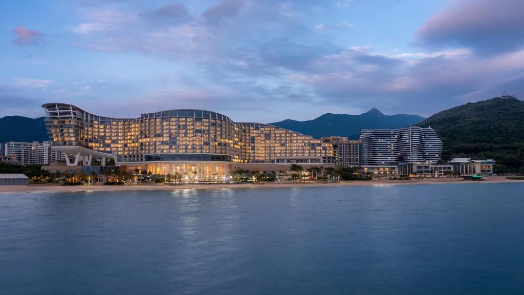 budynek na brzegu zbiornika wodnego w obiekcie Intercontinental Shenzhen Dameisha Resort, an IHG Hotel w mieście Shenzhen
