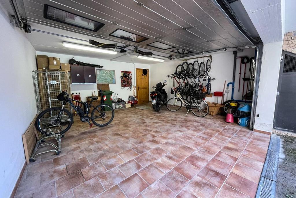 eine Garage mit Fahrrädern in einem Zimmer in der Unterkunft Room & Breakfast Cà mea Dina in Ledro