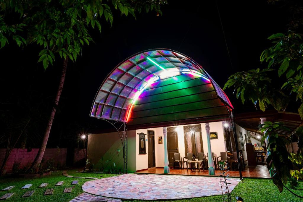 un edificio con una cúpula iluminada por la noche en Savenndra Hotel, en Ranala