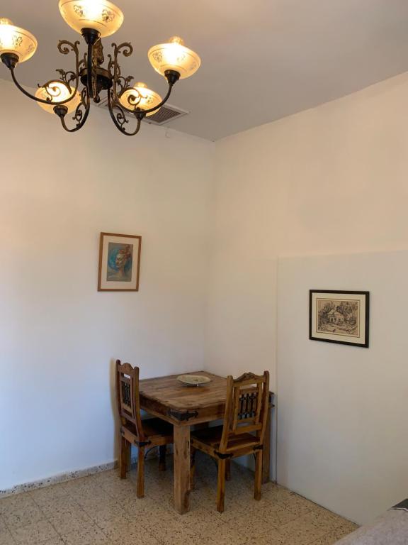 Fotografie z fotogalerie ubytování בית האבן העתיק מ-1885 עם מגונית פרטית בחצר v destinaci Roš Pinna
