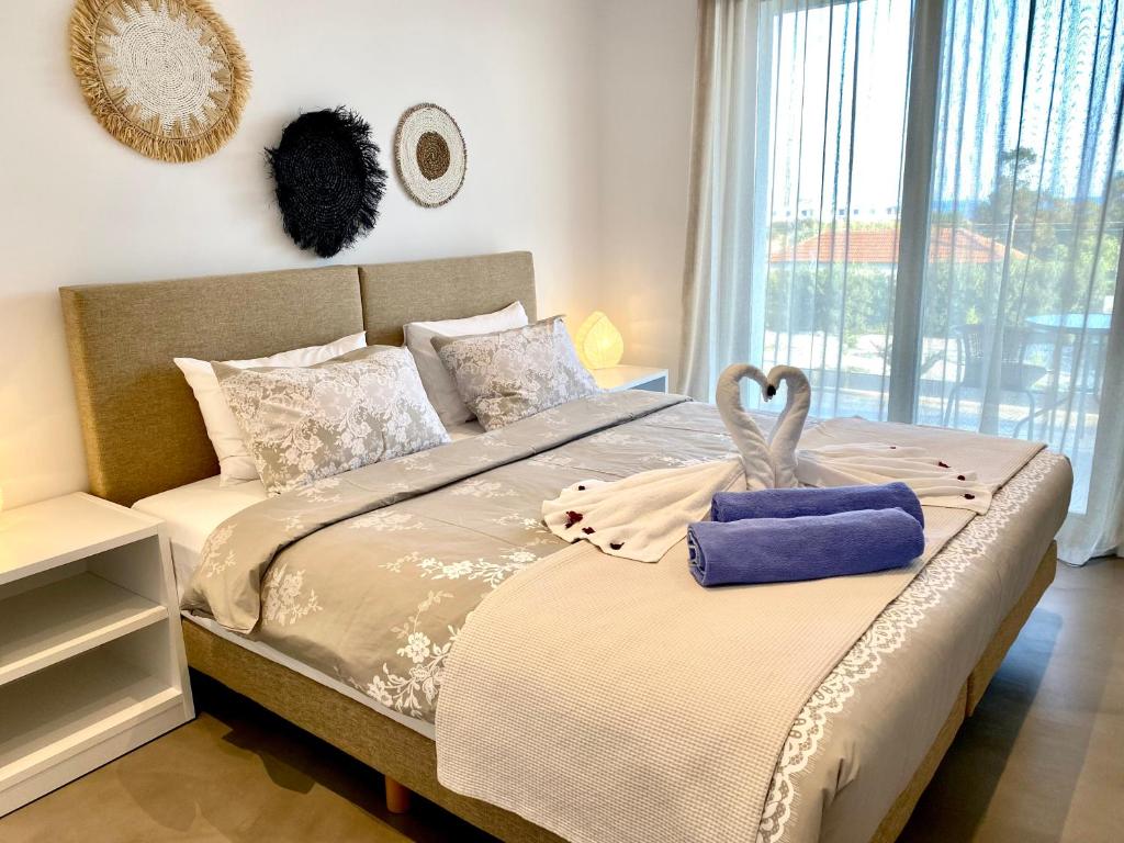 Postel nebo postele na pokoji v ubytování Gennadi Harmony Suites - 200 m from the sea